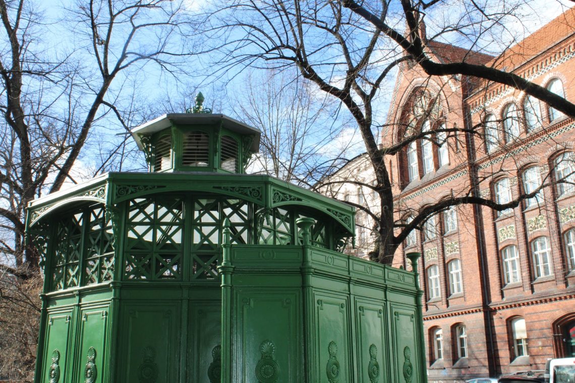 Berolinismus? Nieder mit der Pickelhaube! Staycation.Berlin