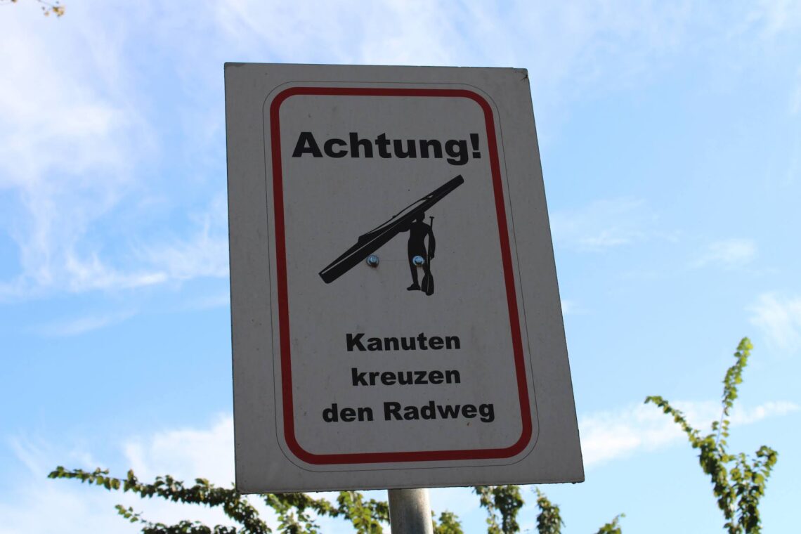 Warnschild am Luftschiffhafen Potsdam