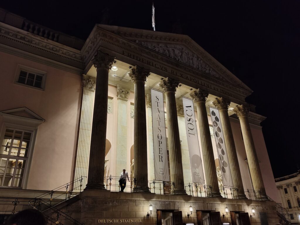 Die Staatsoper Unter den Linden beleuchtet bei Nacht.