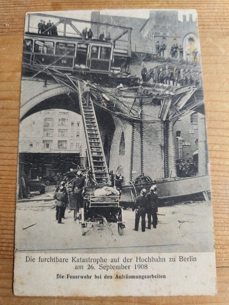 Grüße aus Berlin – Postkarte Hochbahnunglück