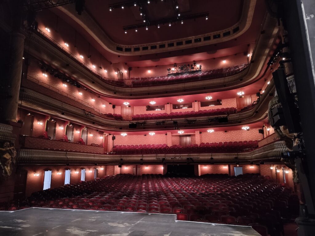 Theater des Westens Blick von der Bühne in den Zuschauerraum