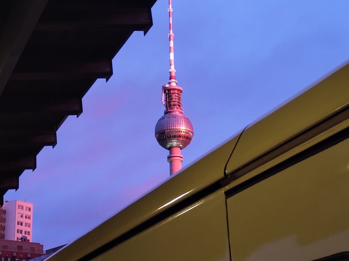 Berliner Fernsehturm in Rosa