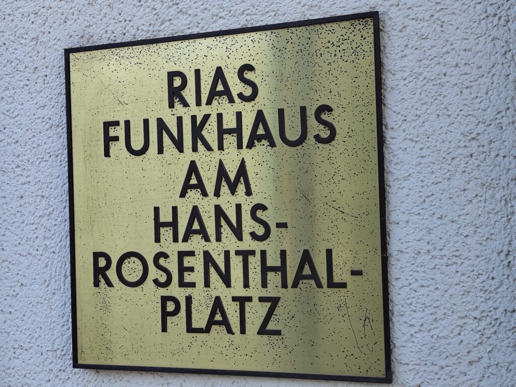 Tafel am RIAS Funkhaus